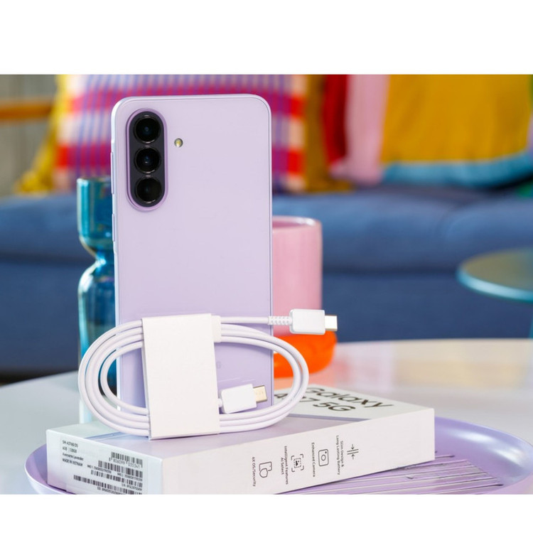 گوشی موبایل سامسونگ مدل Galaxy A37 دو سیمکارت ظرفیت 256 گیگابایت و رم 8 گیگابایت - ویتنام - به همراه یک عدد شارژر 45 وات سامسونگ، یک عدد کابل UBS-C به طول 1.8 متر، یک عدد کاور سیلیکونی و یک عدد محافظ صفحه نمایش
